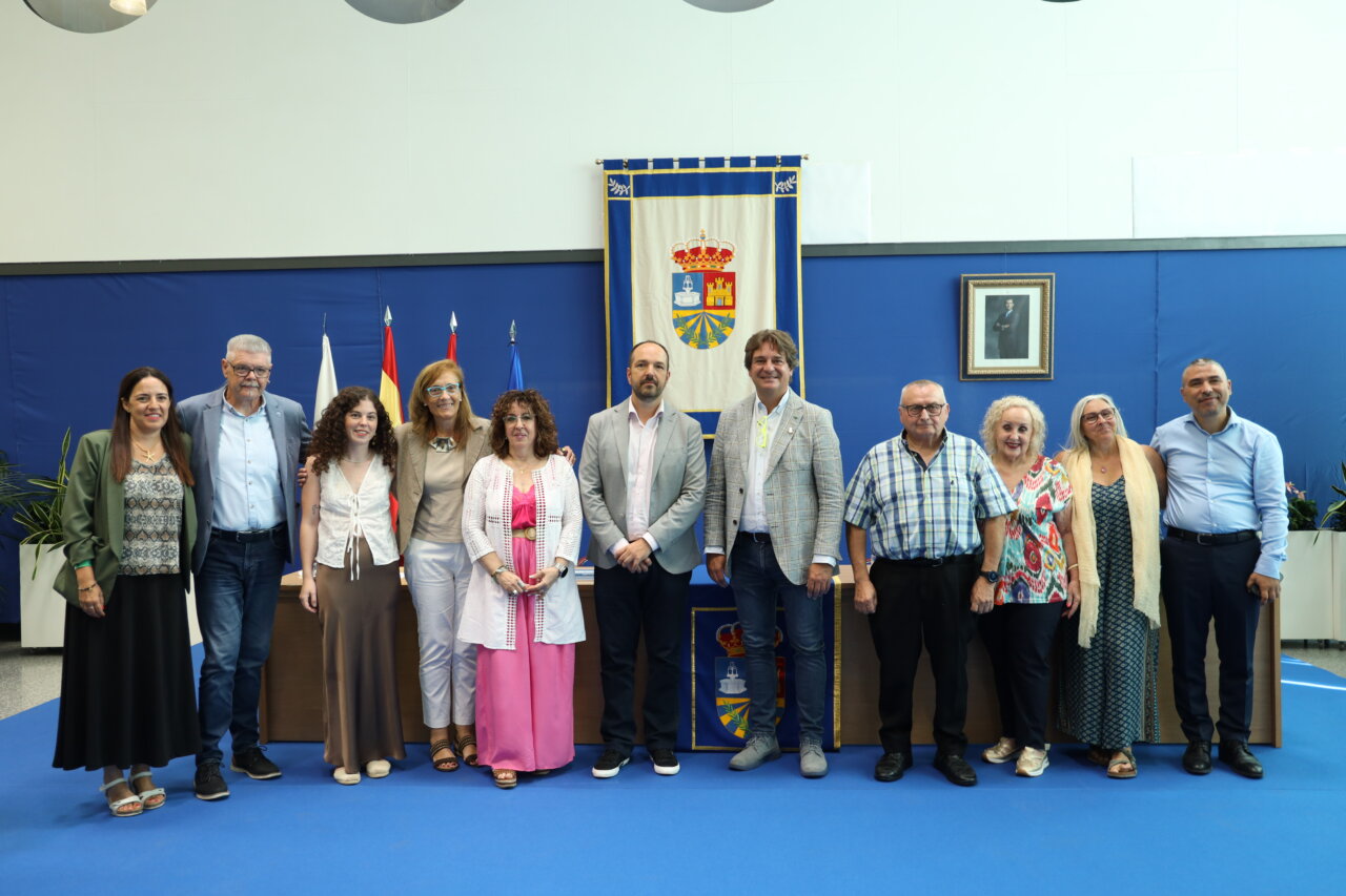 acto-institucional-recepcion-aldaia-alcalde-guillermo-lujan-centro-mayores-firma-libro-honor-204-fuenlabrada