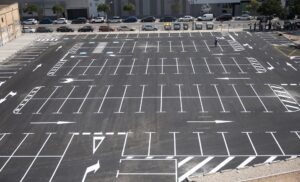 Aparcament Benicalap en València con espacios de estacionamiento marcados