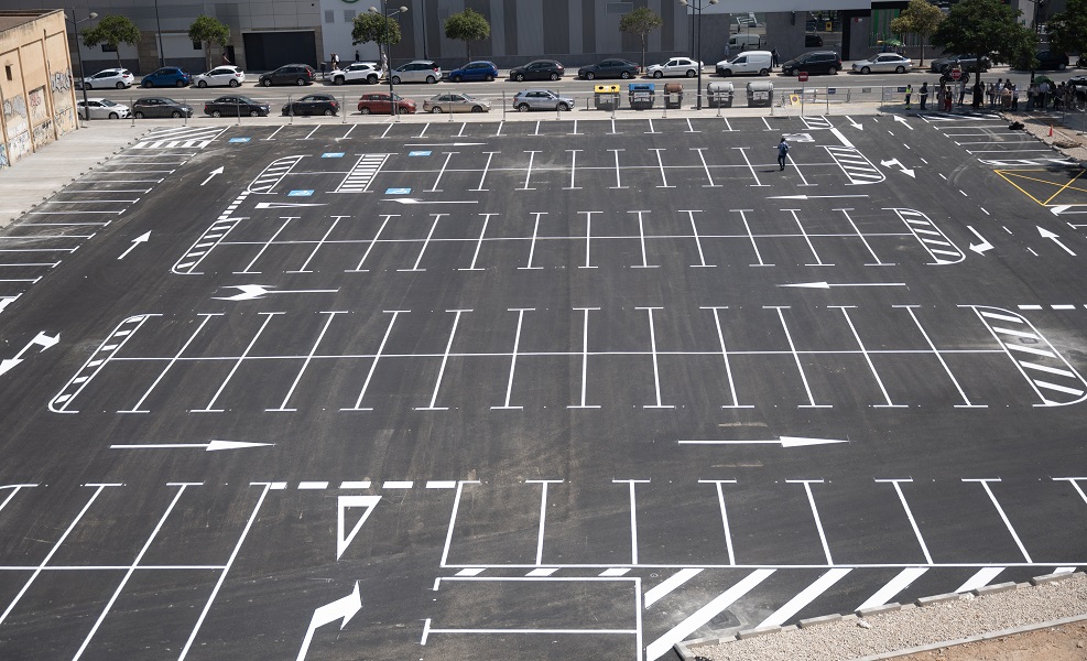Aparcament Benicalap en València con espacios de estacionamiento marcados