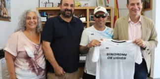 Mario Raúl Martínez con camiseta de síndrome de Usher en Burjassot