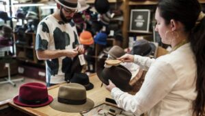 Personas comprando sombreros en una tienda de Valencia