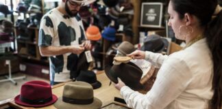 Personas comprando sombreros en una tienda de Valencia