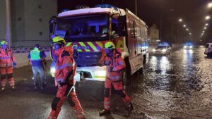 Bomberos de Valencia trabajando en una inundación nocturna