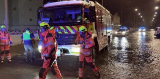 Bomberos de Valencia trabajando en una inundación nocturna
