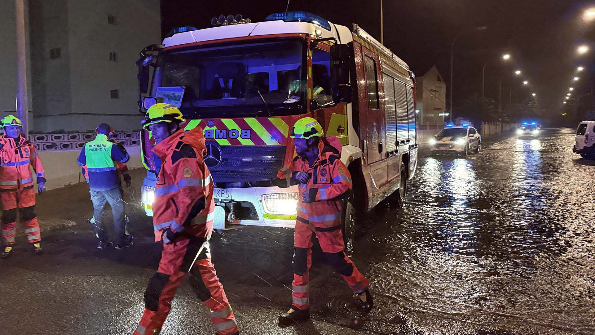 Bomberos de Valencia trabajando en una inundación nocturna