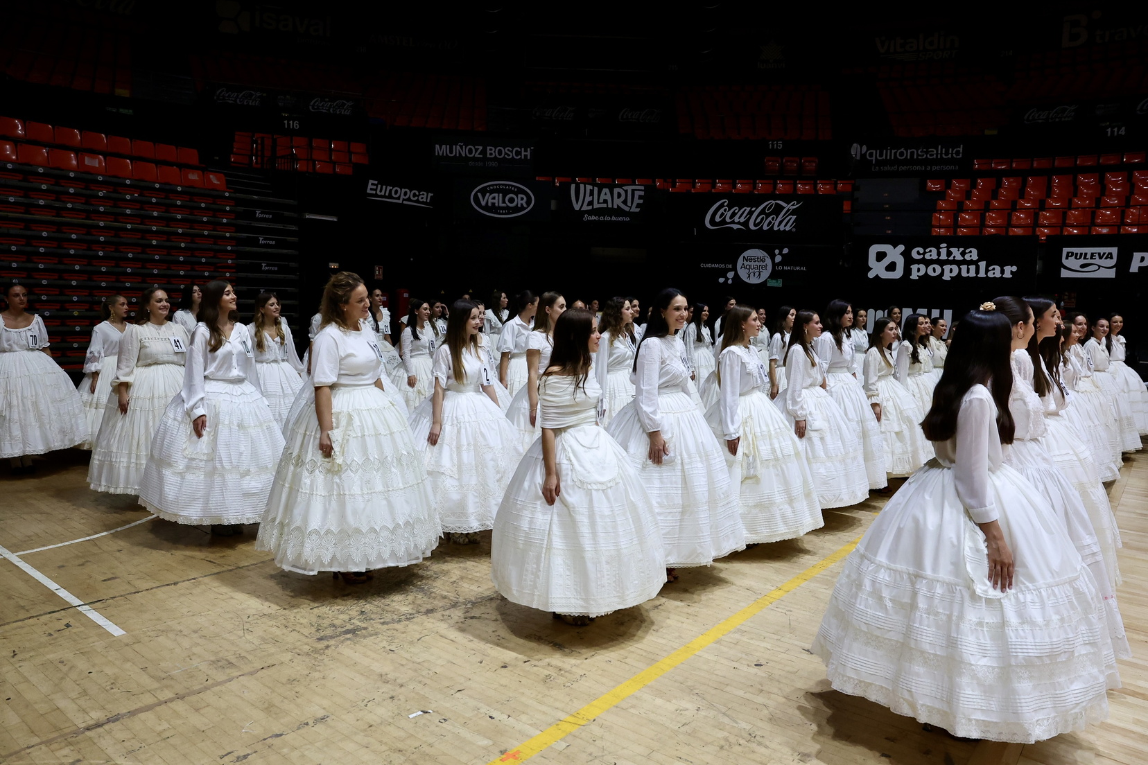 Candidatas a falleras mayores de Valencia en el Roig Arena