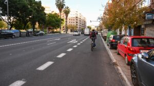 Carril bici en la avenida Gaspar Aguilar de Valencia con ciclista