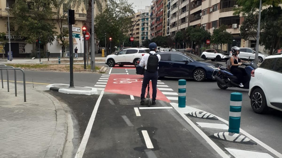 Carril bici en la calle Arxiduc Carles de València con tráfico