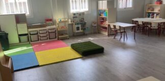 Aula de un centro escolar en Massanassa con juguetes y alfombra de colores