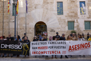 Víctimas de la dana se concentran ante Les Corts al grito de 'Mazón dimisión'