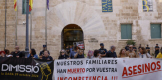 Víctimas de la dana se concentran ante Les Corts al grito de 'Mazón dimisión'