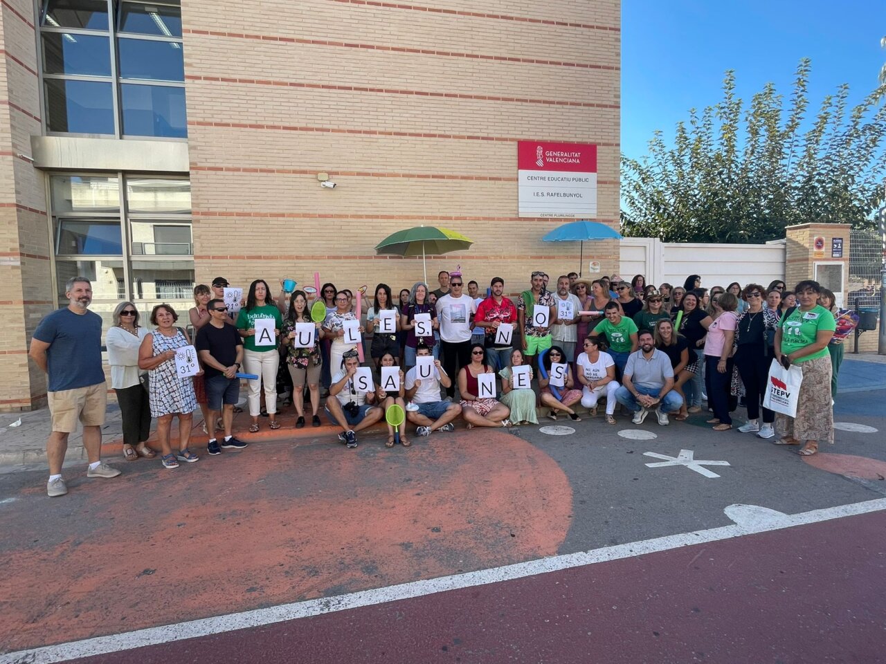 Alumnado, profesorado y familias del IES Rafelbunyol protestan por las altas temperaturas y la falta de personal