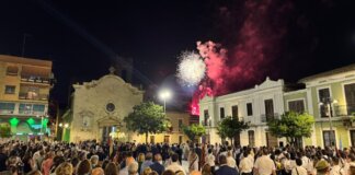 concurrida-plaza-del-pueblo-de-paterna-en-la-solemne-procesion-en-honor-al-santisimo-cristo-de-la-fe-y-san-vicente-ferrer