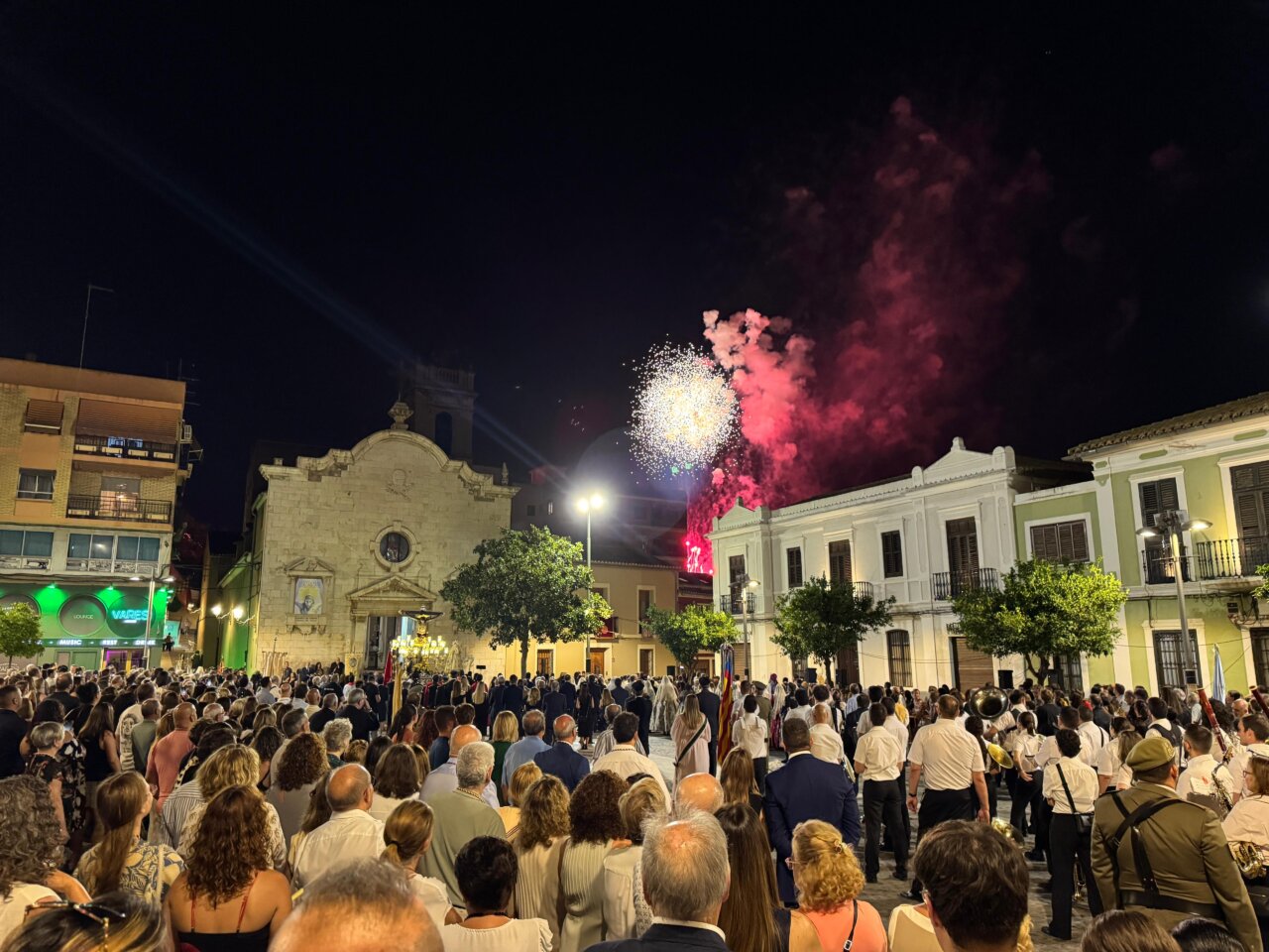 concurrida-plaza-del-pueblo-de-paterna-en-la-solemne-procesion-en-honor-al-santisimo-cristo-de-la-fe-y-san-vicente-ferrer