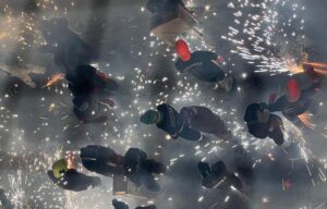 Vista aérea de la Cordà 2025 en Paterna con fuegos artificiales y participantes
