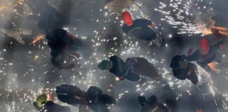 Vista aérea de la Cordà 2025 en Paterna con fuegos artificiales y participantes