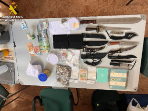 Mesa con objetos confiscados en operación antidrogas de la Guardia Civil