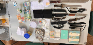 Mesa con objetos confiscados en operación antidrogas de la Guardia Civil