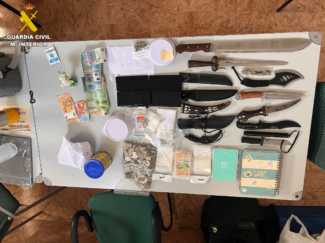 Mesa con objetos confiscados en operación antidrogas de la Guardia Civil