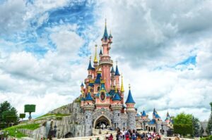 Castillo de Disneyland París con nubes en el cielo