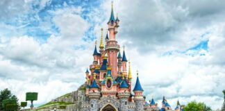 Castillo de Disneyland París con nubes en el cielo