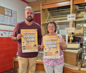 el-concejal-de-comercio-lucas-jodar-presentando-la-campana-municipal-de-la-vuelta-al-cole-en-uno-de-los-establecimientos-de-paterna-aheridos.-