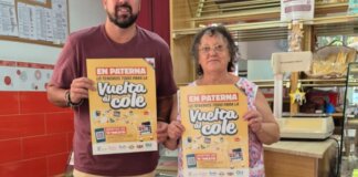 el-concejal-de-comercio-lucas-jodar-presentando-la-campana-municipal-de-la-vuelta-al-cole-en-uno-de-los-establecimientos-de-paterna-aheridos.-