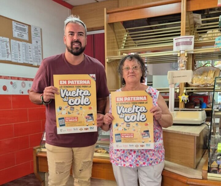 el-concejal-de-comercio-lucas-jodar-presentando-la-campana-municipal-de-la-vuelta-al-cole-en-uno-de-los-establecimientos-de-paterna-aheridos.-