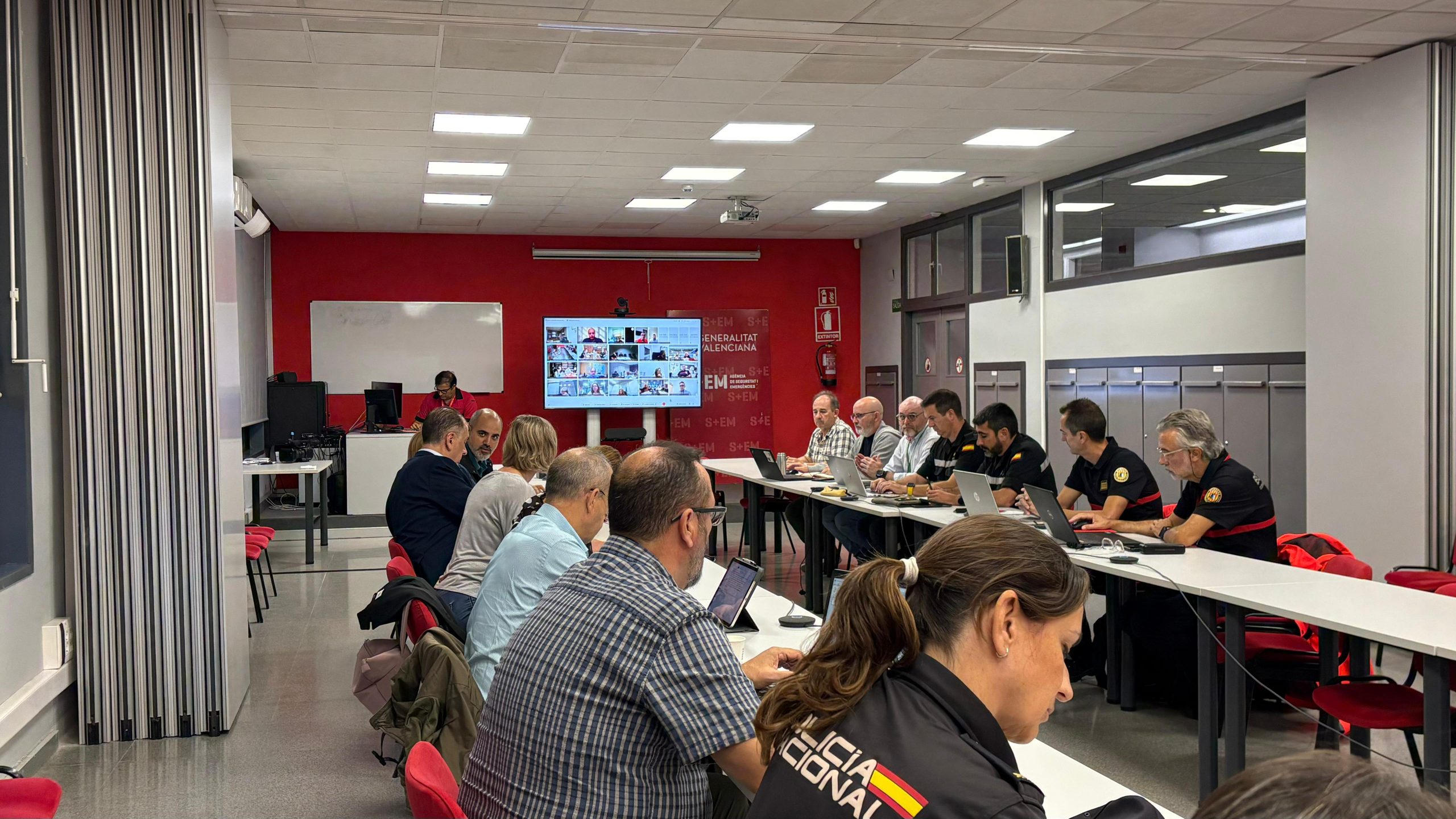Reunión de seguimiento de emergencias en el CECOPI con varios participantes
