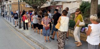 en-la-oficina-de-atencion-a-las-personas-mayores-de-paterna-para-inscribirse-al-programa-de-viajes