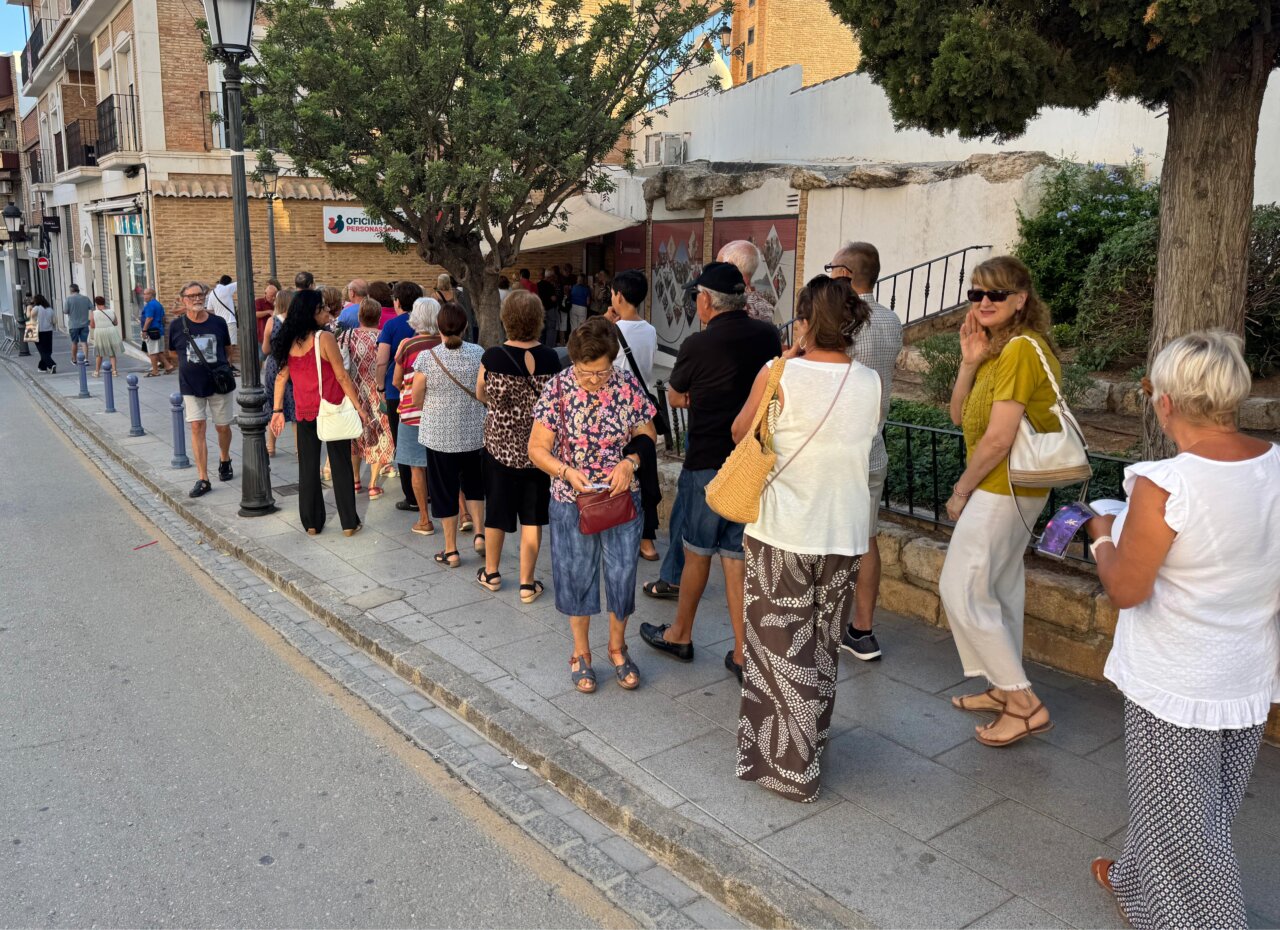 en-la-oficina-de-atencion-a-las-personas-mayores-de-paterna-para-inscribirse-al-programa-de-viajes