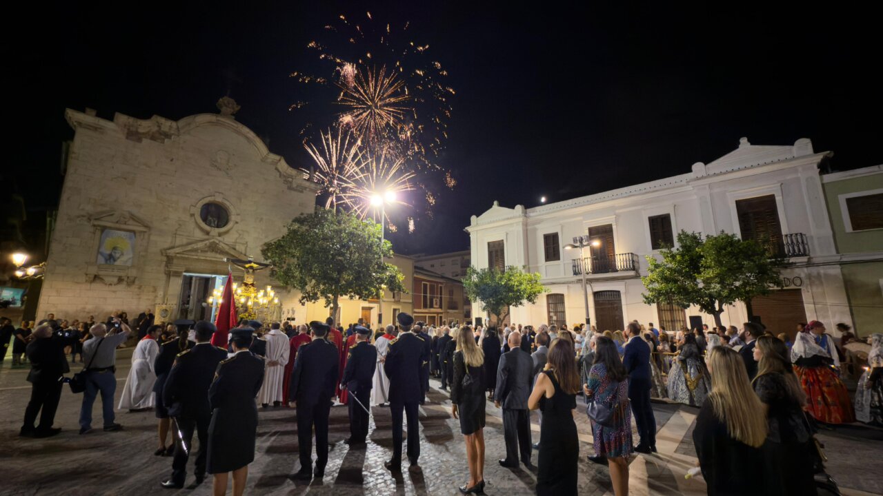 entrada-a-la-parroquia-del-santisimo-cristo-de-la-fe-tras-la-solemne-procesion-de-las-fiestas-mayores-de-paterna-de-2025