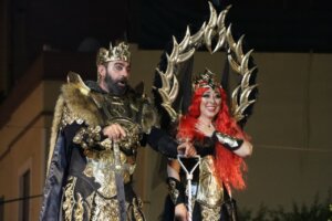 La gran entrada de Moros y Cristianos de Alaquàs llena las calles de cultura, música y color