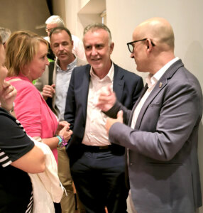 eva-sanz-alcaldesa-de-benetusser-con-el-ministro-angel-victor-torres