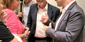 eva-sanz-alcaldesa-de-benetusser-con-el-ministro-angel-victor-torres