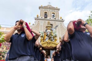 Hombres tocando instrumentos en las fiestas de Picassent frente a la iglesia