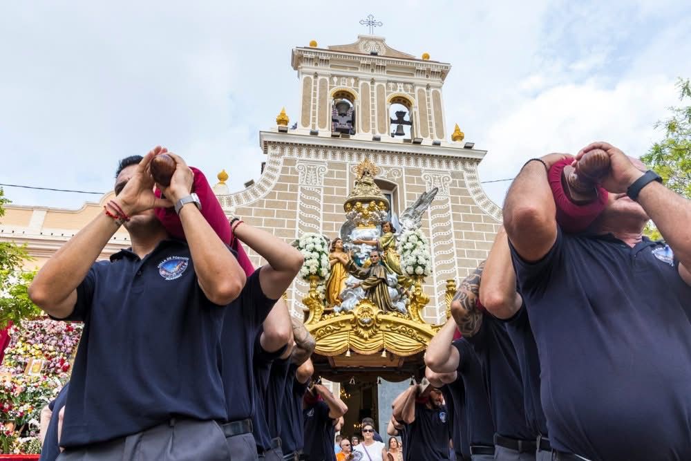 Hombres tocando instrumentos en las fiestas de Picassent frente a la iglesia