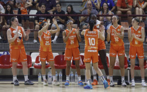 Jugadoras del Valencia Basket animando en la final de la Supercopa