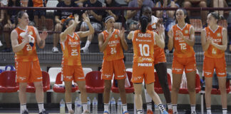 Jugadoras del Valencia Basket animando en la final de la Supercopa