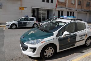 Coches de la Guardia Civil estacionados en Alfafar