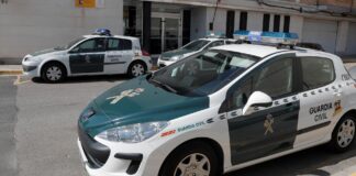 Coches de la Guardia Civil estacionados en Alfafar