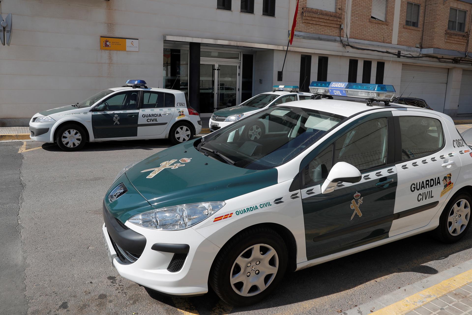 Coches de la Guardia Civil estacionados en Alfafar