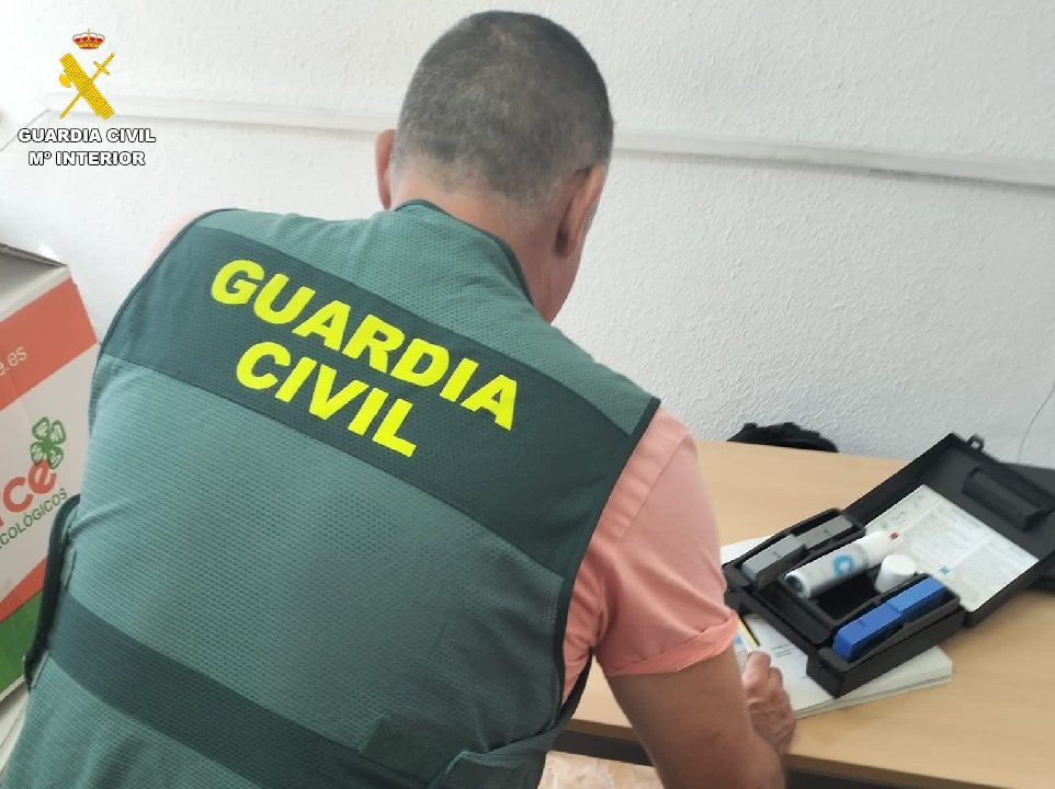 Agente de la Guardia Civil durante una operación contra el tráfico de drogas.