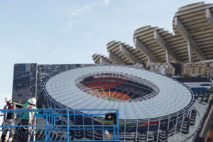 Trabajadores instalando paneles solares en el Nou Mestalla de Valencia