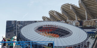 Trabajadores instalando paneles solares en el Nou Mestalla de Valencia