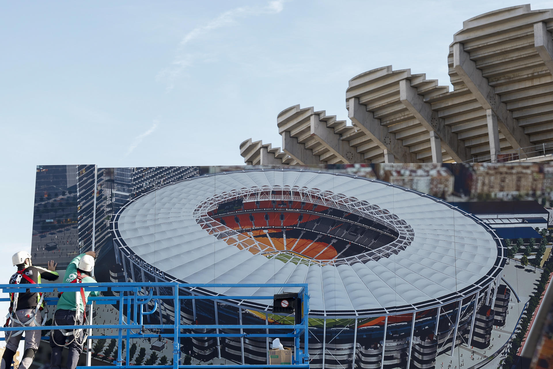 Trabajadores instalando paneles solares en el Nou Mestalla de Valencia