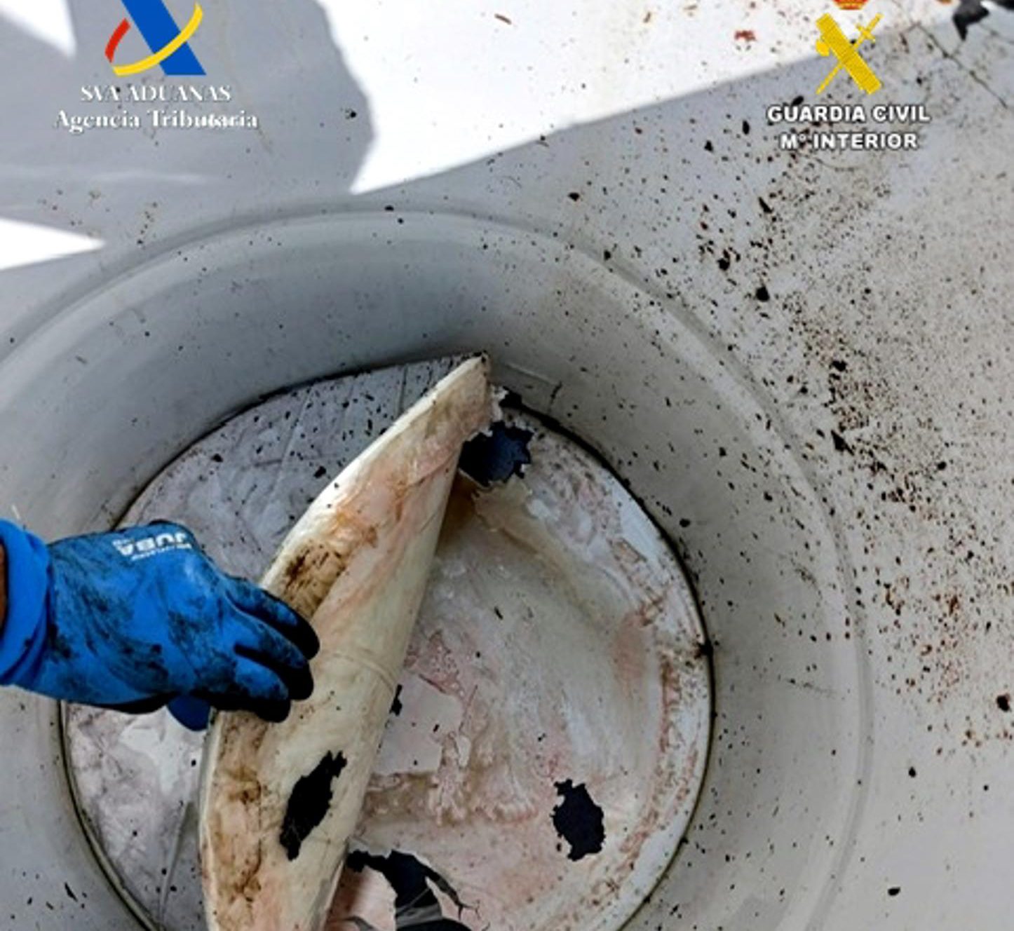 Inspección de bidones en el puerto de Valencia con cocaína oculta