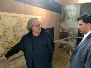 José A. Garzón, explica al GM Anand los contenidos de la sala 'Valencia, Origen del Ajedrez, 1475 José A. Garzón, explica al GM Anand los contenidos de la sala 'Valencia, Origen del Ajedrez, 1475