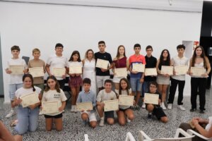 jovenes-musicos-y-musicas-premiados-junto-a-la-concejal-de-cultura-marta-ramon-en-massanassa