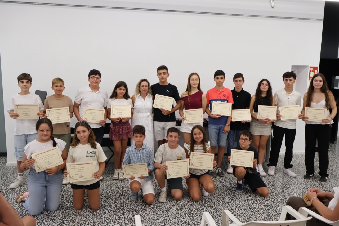 jovenes-musicos-y-musicas-premiados-junto-a-la-concejal-de-cultura-marta-ramon-en-massanassa
